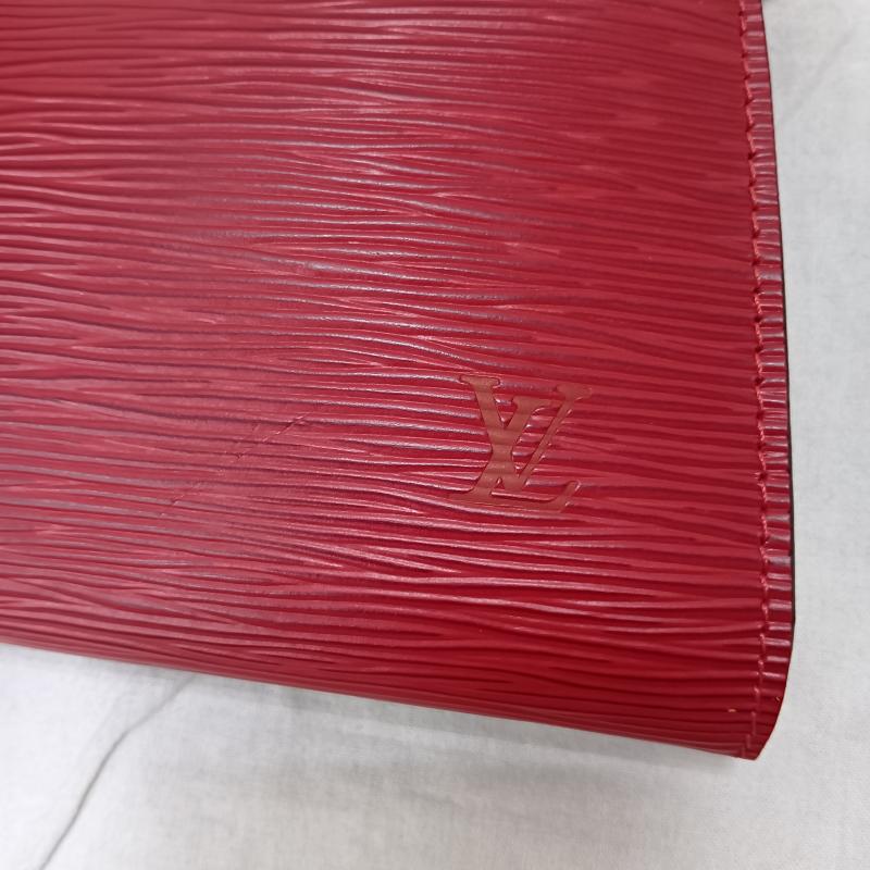 ルイヴィトン LOUIS VUITTON ハンドバッグ ハンドバッグ エピ アクセサリーポーチ ポシェット アクセソワール カスティリアンレッド レザー AR1919 - 無地 X ロゴ、文字 赤 / レッド / red レディース USED 古着 中古 50165419