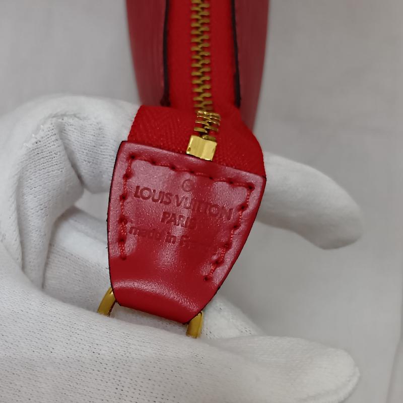 ルイヴィトン LOUIS VUITTON ハンドバッグ ハンドバッグ エピ アクセサリーポーチ ポシェット アクセソワール カスティリアンレッド レザー AR1919 - 無地 X ロゴ、文字 赤 / レッド / red レディース USED 古着 中古 50165419