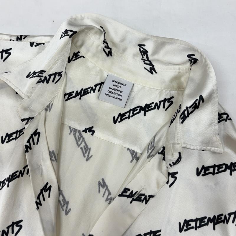 ヴェトモン VETEMENTS シャツ、ブラウス 半袖 UE52SH260B ロゴ 総柄 ナイロン オーバーサイズ 半袖 シャツ S 白 / ホワイト / white X 黒 / ブラック / black メンズ USED 古着 中古 50165458