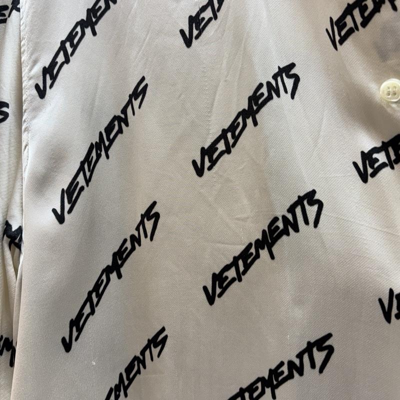 ヴェトモン VETEMENTS シャツ、ブラウス 半袖 UE52SH260B ロゴ 総柄 ナイロン オーバーサイズ 半袖 シャツ S 白 / ホワイト / white X 黒 / ブラック / black メンズ USED 古着 中古 50165458