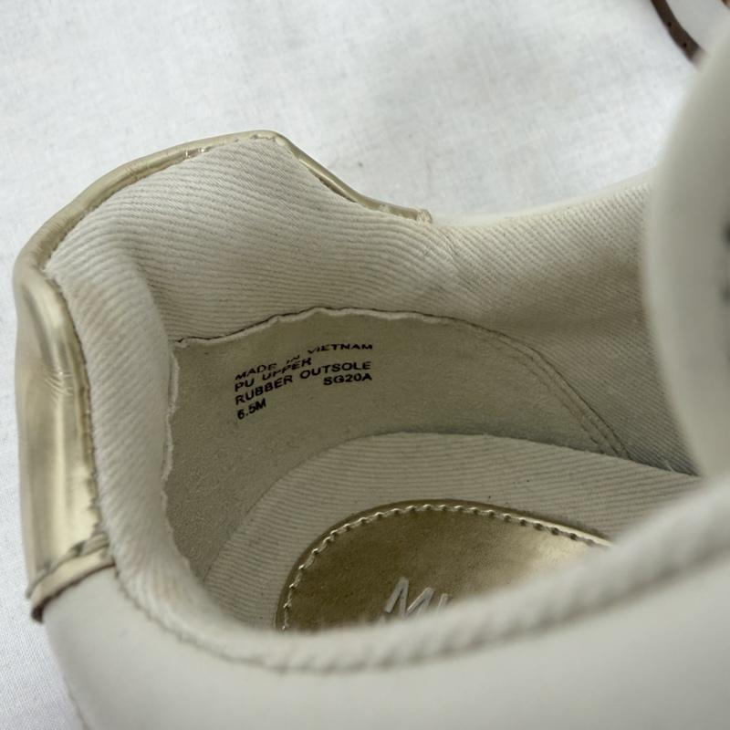 マイケルコース MICHAEL KORS スニーカー スニーカー MK ロゴ モノグラム レザー ローカット スニーカー 23.5cm ロゴ、文字 白 / ホワイト / white X 茶 / ブラウン / brown X 金 / ゴールド / gold color レディース USED 古着 中古 50165524