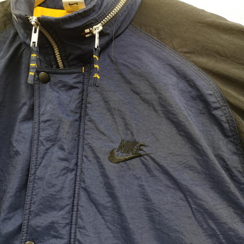 ナイキ NIKE コート ダウンコート 90s ビッグロゴ スウォッシュ 中綿 キルティング 内ポケット ロゴ刺繡 ナイロンジャケット ベンチコート L 紺 / ネイビー / navy メンズ USED 古着 中古 50165562