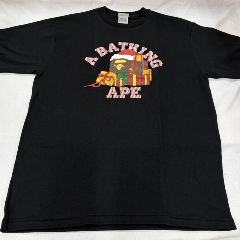 アベイシングエイプ A BATHING APE Tシャツ 半袖 クリスマス コレクション ホリデー 半袖 プリント Tシャツ サンタ プレゼント ロゴ XL ロゴ、文字 X プリント 黒 / ブラック / black X マルチカラー / マルチカラー / multicolor メンズ USED 古着 中古 50165685