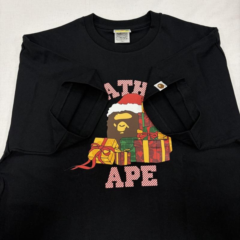 アベイシングエイプ A BATHING APE Tシャツ 半袖 クリスマス コレクション ホリデー 半袖 プリント Tシャツ サンタ プレゼント ロゴ XL ロゴ、文字 X プリント 黒 / ブラック / black X マルチカラー / マルチカラー / multicolor メンズ USED 古着 中古 50165685