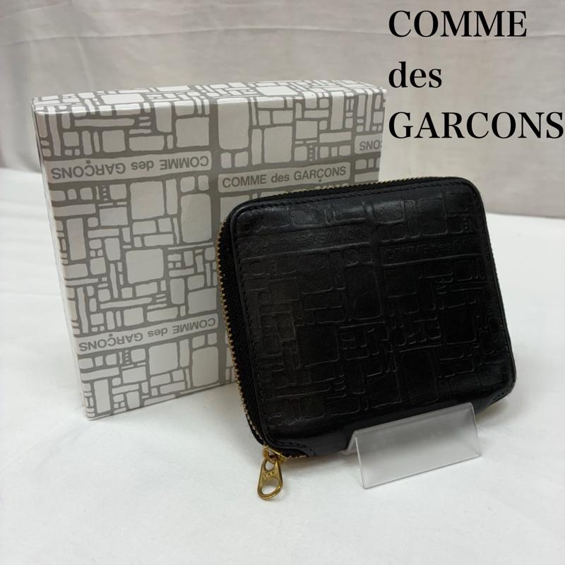コムデギャルソン COMME des GARCONS 財布 コンパクト財布 SA2100EL EMBOSSED LOGO TYPE エンボス ロゴ 型押し ラウンドジップ 二つ折り レザー 財布 - メンズ USED 古着 中古 50165812