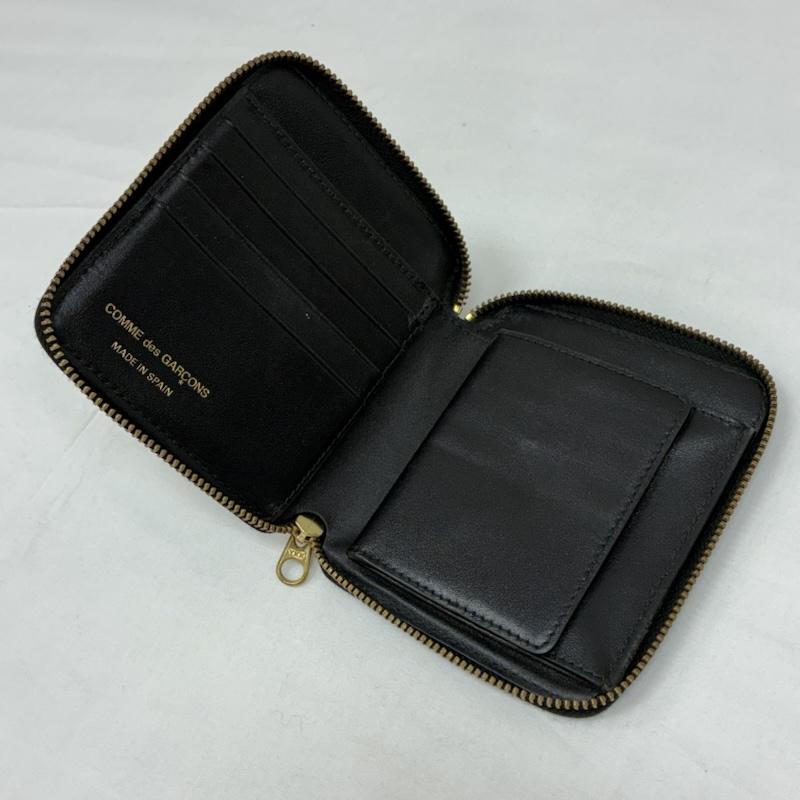 コムデギャルソン COMME des GARCONS 財布 コンパクト財布 SA2100EL EMBOSSED LOGO TYPE エンボス ロゴ 型押し ラウンドジップ 二つ折り レザー 財布 - メンズ USED 古着 中古 50165812
