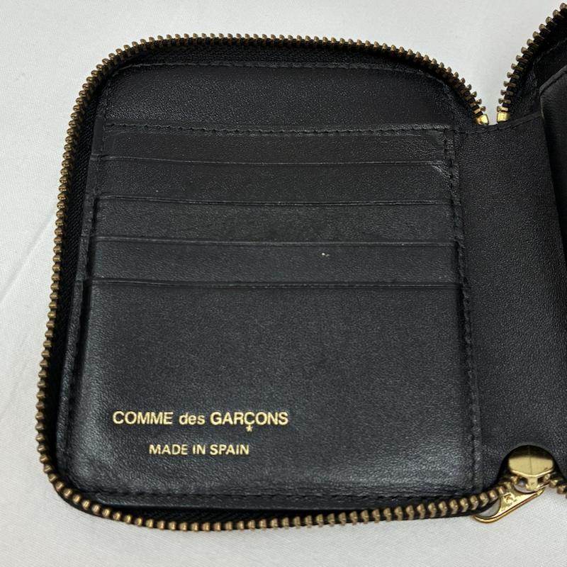 コムデギャルソン COMME des GARCONS 財布 コンパクト財布 SA2100EL EMBOSSED LOGO TYPE エンボス ロゴ 型押し ラウンドジップ 二つ折り レザー 財布 - メンズ USED 古着 中古 50165812