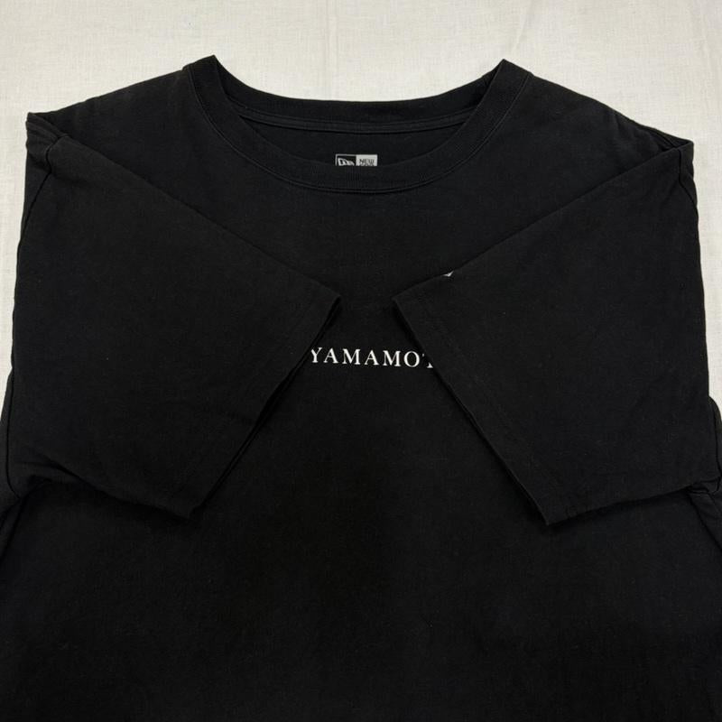 ヨウジヤマモト Yohji Yamamoto Tシャツ 半袖 100周年記念 NEW ERA ニューエラ コラボ 半袖 ロゴ 両面 プリント Tシャツ XXL ロゴ、文字 X プリント 黒 / ブラック / black X 白 / ホワイト / white メンズ USED 古着 中古 50166246