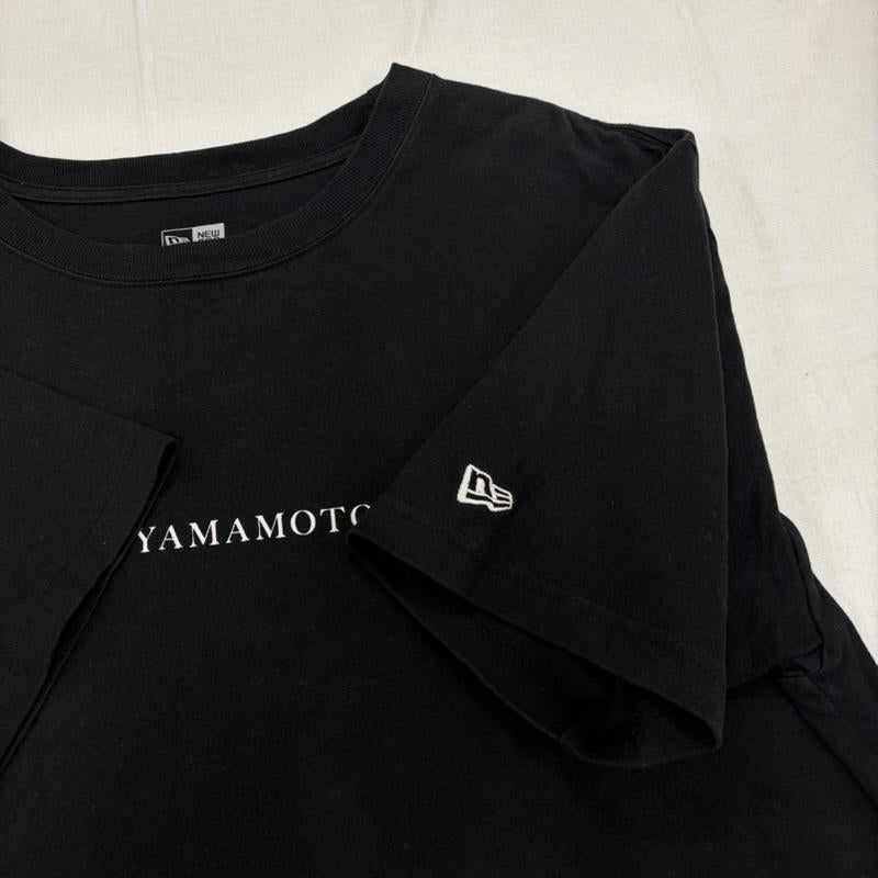 ヨウジヤマモト Yohji Yamamoto Tシャツ 半袖 100周年記念 NEW ERA ニューエラ コラボ 半袖 ロゴ 両面 プリント Tシャツ XXL ロゴ、文字 X プリント 黒 / ブラック / black X 白 / ホワイト / white メンズ USED 古着 中古 50166246