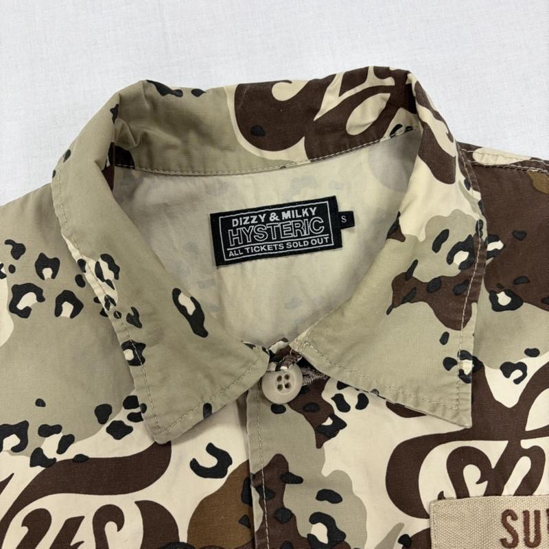 ヒステリックグラマー HYSTERIC GLAMOUR シャツ、ブラウス 半袖 22ss HYS 半袖 デザートカモ カモフラ 迷彩 ロゴ ヒスガール グラフィック プリント ミリタリー フィールドシャツ S カモフラージュ柄・迷彩 X ロゴ、文字 X プリント カーキ / カーキ / khaki X 緑 / グリーン / green X 茶 / ブラウン / brown X マルチカラー / マルチカラー / multicolor メンズ USED 古着 中古 50166250