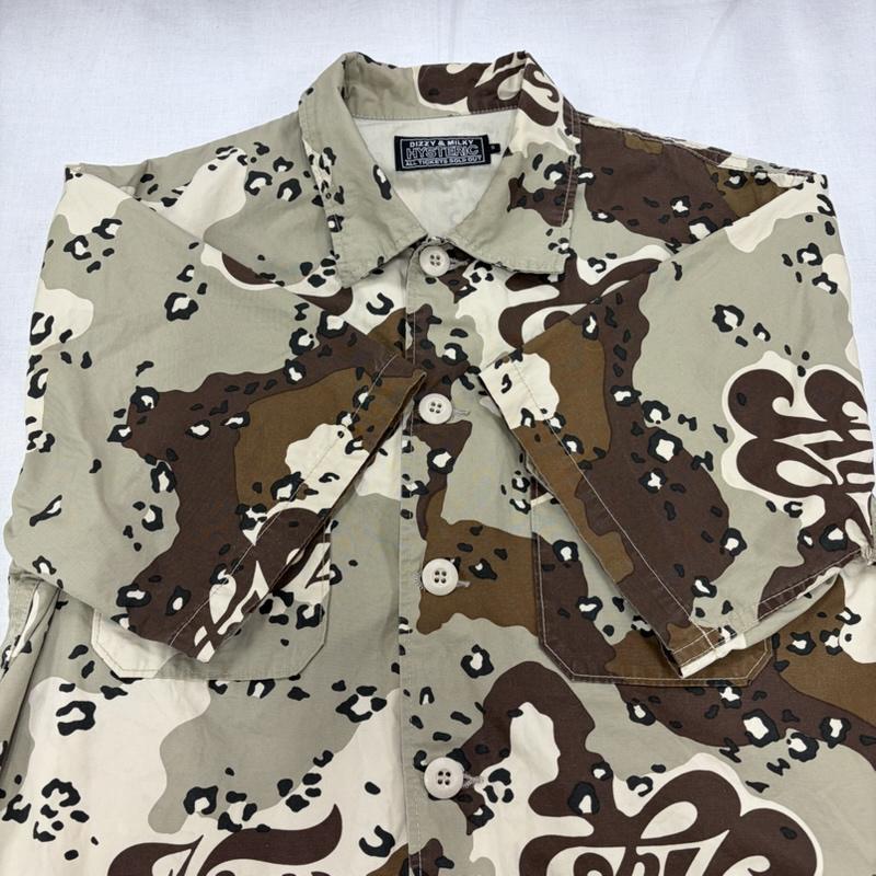ヒステリックグラマー HYSTERIC GLAMOUR シャツ、ブラウス 半袖 22ss HYS 半袖 デザートカモ カモフラ 迷彩 ロゴ ヒスガール グラフィック プリント ミリタリー フィールドシャツ S カモフラージュ柄・迷彩 X ロゴ、文字 X プリント カーキ / カーキ / khaki X 緑 / グリーン / green X 茶 / ブラウン / brown X マルチカラー / マルチカラー / multicolor メンズ USED 古着 中古 50166250