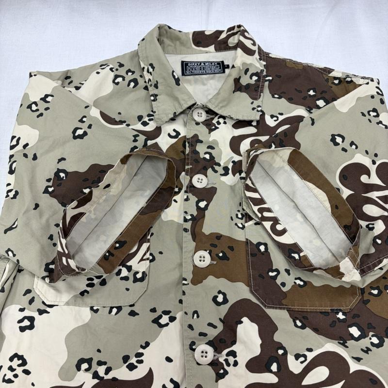 ヒステリックグラマー HYSTERIC GLAMOUR シャツ、ブラウス 半袖 22ss HYS 半袖 デザートカモ カモフラ 迷彩 ロゴ ヒスガール グラフィック プリント ミリタリー フィールドシャツ S カモフラージュ柄・迷彩 X ロゴ、文字 X プリント カーキ / カーキ / khaki X 緑 / グリーン / green X 茶 / ブラウン / brown X マルチカラー / マルチカラー / multicolor メンズ USED 古着 中古 50166250