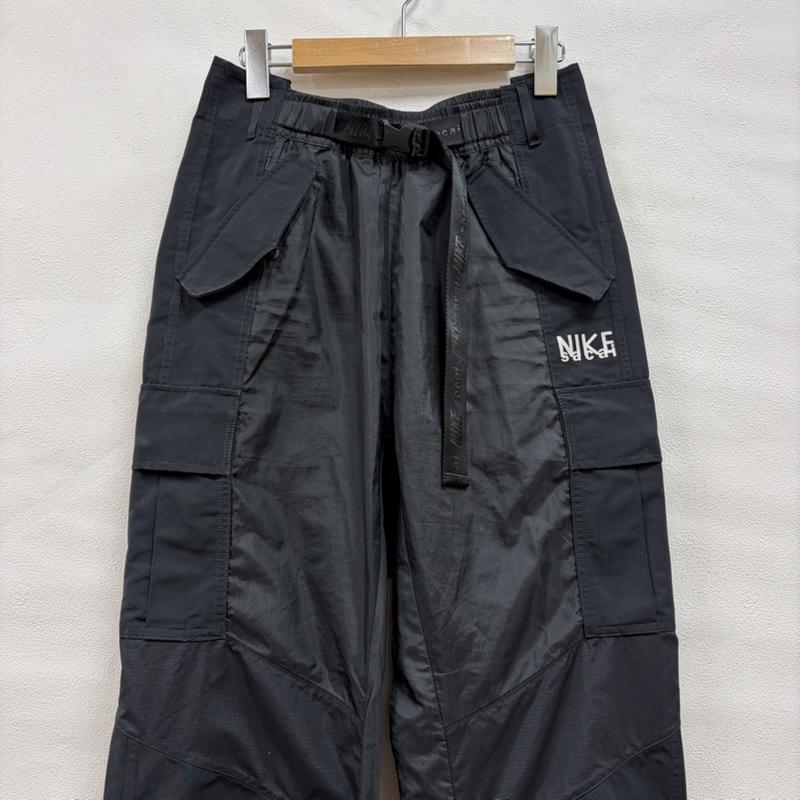 サカイ Sacai パンツ ワークパンツ、ペインターパンツ NIKEコラボ AS U NRG Pant ナイロン トラック カーゴパンツ ロゴ DQ9061-010 S ワンポイント X ロゴ、文字 X プリント 黒 / ブラック / black X 白 / ホワイト / white メンズ USED 古着 中古 50166602