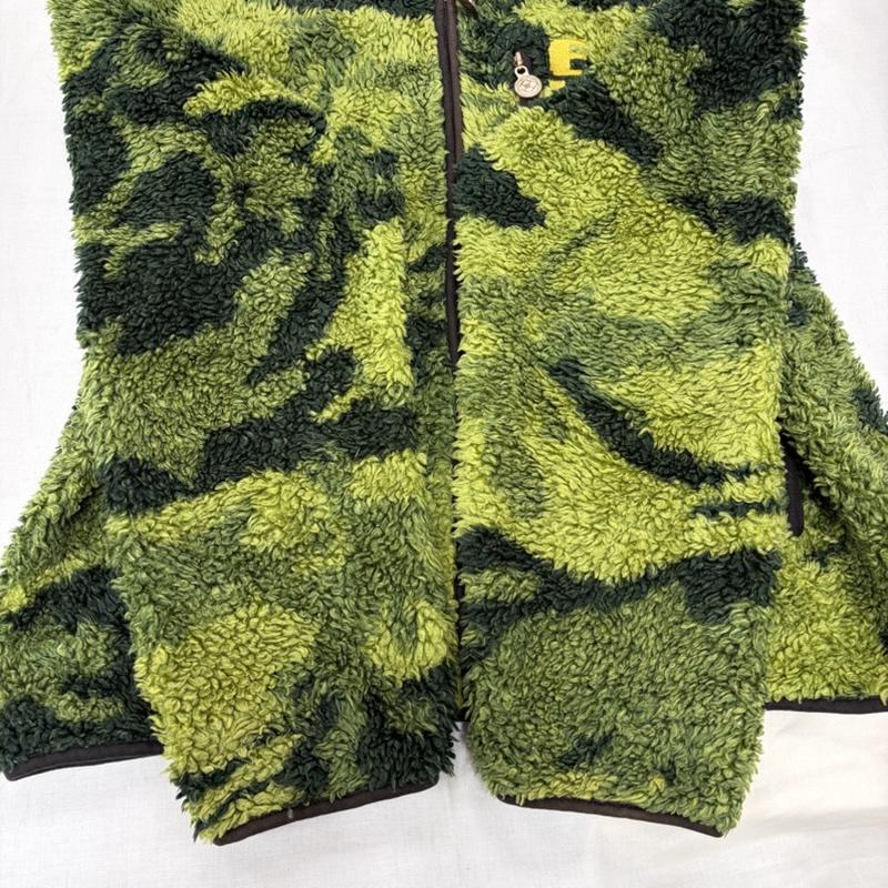エヴィス EVISU ジャケット、上着 ジャンパー、ブルゾン ボア フリース ジップアップ 迷彩 ジャケット カモフラ ロゴ 刺繍 42 カモフラージュ柄・迷彩 X ロゴ、文字 X 刺繍 緑 / グリーン / green X 茶 / ブラウン / brown X 黄 / イエロー / yellow メンズ USED 古着 中古 50167203