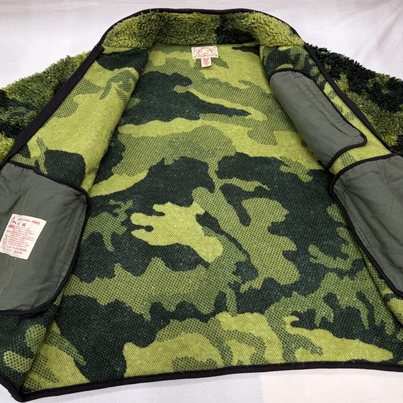 エヴィス EVISU ジャケット、上着 ジャンパー、ブルゾン ボア フリース ジップアップ 迷彩 ジャケット カモフラ ロゴ 刺繍 42 カモフラージュ柄・迷彩 X ロゴ、文字 X 刺繍 緑 / グリーン / green X 茶 / ブラウン / brown X 黄 / イエロー / yellow メンズ USED 古着 中古 50167203