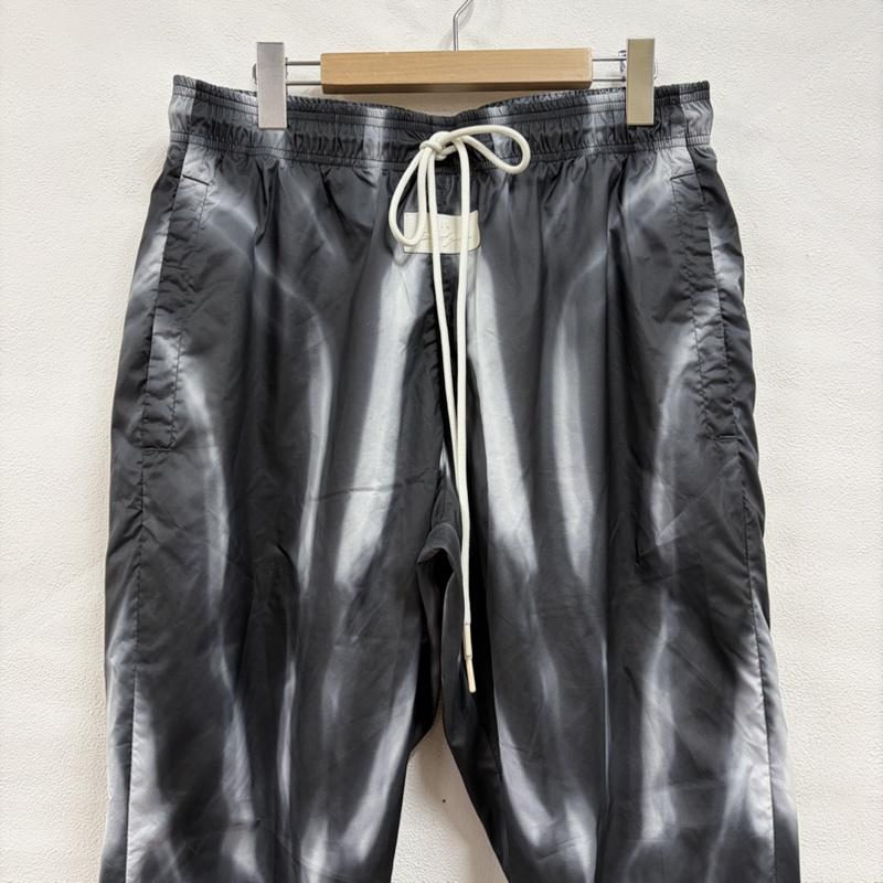 フィアーオブゴッド Fear of God パンツ ワークパンツ、ペインターパンツ NIKE コラボ 総柄 オールオーバープリント タイダイ ロゴ ナイロン トラック パンツ M グラデーション X ロゴ、文字 黒 / ブラック / black X 白 / ホワイト / white メンズ USED 古着 中古 50167668