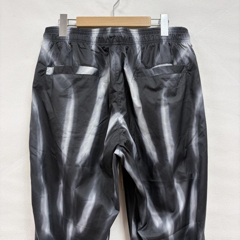 フィアーオブゴッド Fear of God パンツ ワークパンツ、ペインターパンツ NIKE コラボ 総柄 オールオーバープリント タイダイ ロゴ ナイロン トラック パンツ M グラデーション X ロゴ、文字 黒 / ブラック / black X 白 / ホワイト / white メンズ USED 古着 中古 50167668