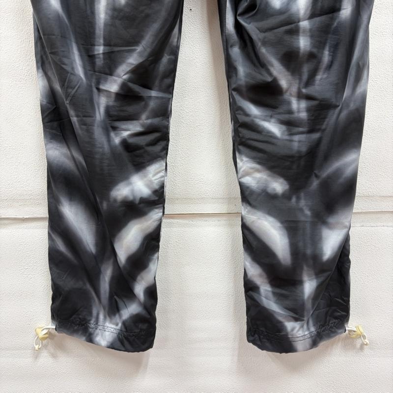 フィアーオブゴッド Fear of God パンツ ワークパンツ、ペインターパンツ NIKE コラボ 総柄 オールオーバープリント タイダイ ロゴ ナイロン トラック パンツ M グラデーション X ロゴ、文字 黒 / ブラック / black X 白 / ホワイト / white メンズ USED 古着 中古 50167668
