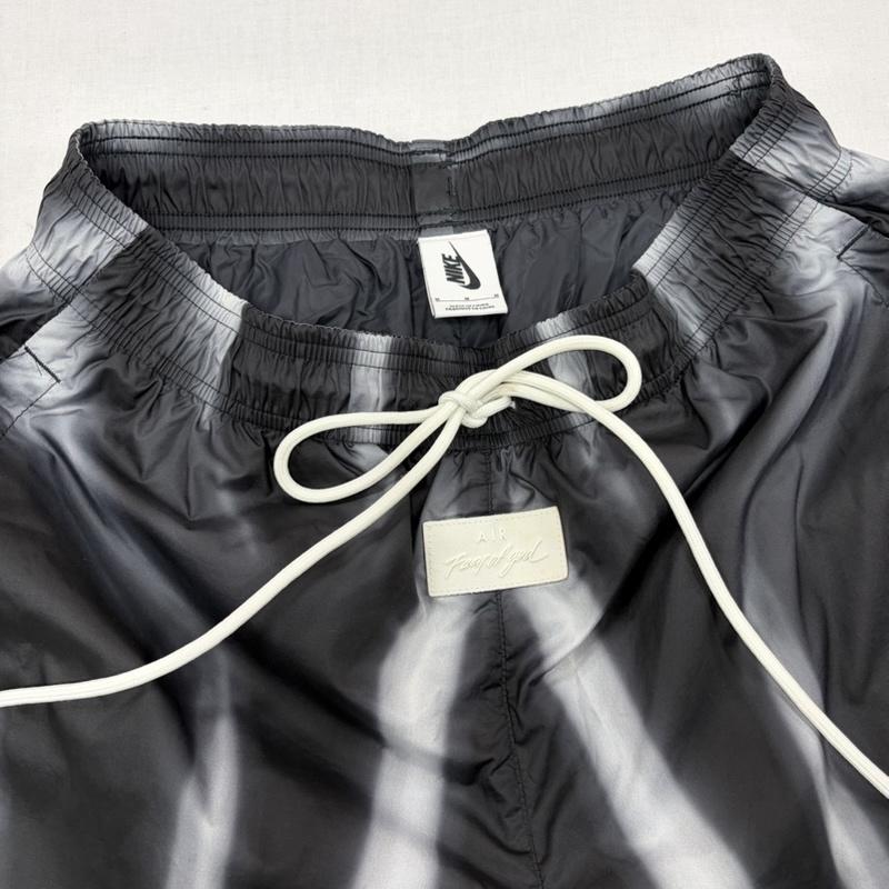 フィアーオブゴッド Fear of God パンツ ワークパンツ、ペインターパンツ NIKE コラボ 総柄 オールオーバープリント タイダイ ロゴ ナイロン トラック パンツ M グラデーション X ロゴ、文字 黒 / ブラック / black X 白 / ホワイト / white メンズ USED 古着 中古 50167668