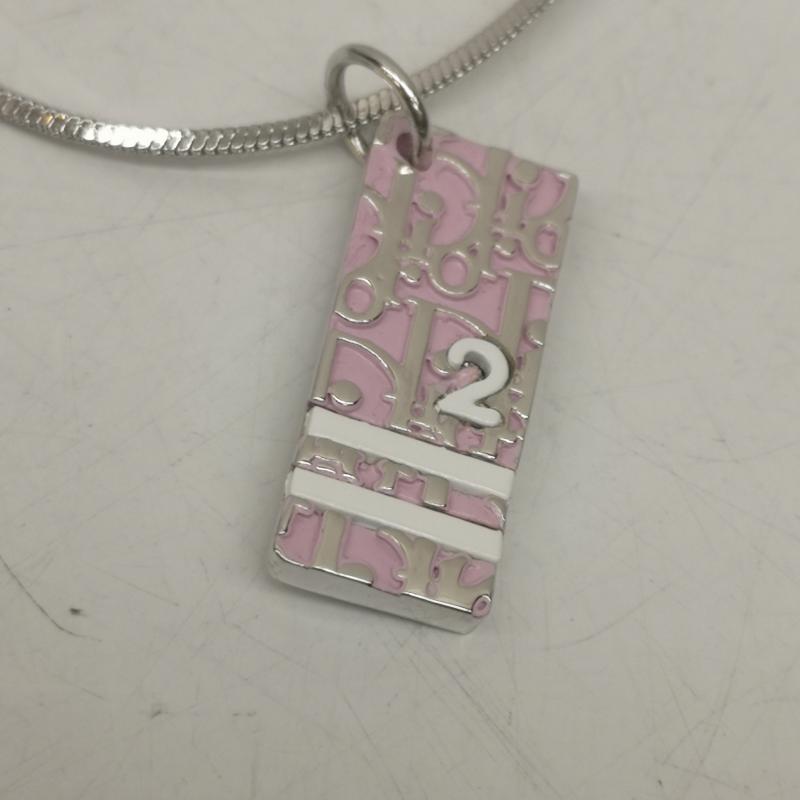クリスチャンディオール Christian Dior アクセサリー ネックレス、ペンダント トロッター柄 プレート トップ ネックレス - 桃 / ピンク / pink X 銀 / シルバー / silver color レディース USED 古着 中古 50167717