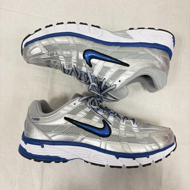 ナイキ NIKE スニーカー スニーカー P-6000 メタリック シルバー ローカット ロゴ メッシュ スニーカー 27.0cm ロゴ、文字 銀 / シルバー / silver color X 青 / ブルー / blue メンズ USED 古着 中古 50167945