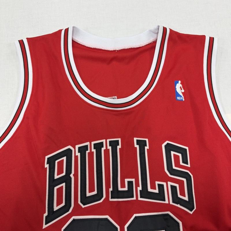 ミッチェルアンドネス Mitchell&Ness タンクトップ タンクトップ NBA マイケルジョーダン JORDAN シカゴ BULLS ブルズ タンクトップ ロゴ 刺繍 メモリアル ユニフォーム 23 - ロゴ、文字 X 刺繍 赤 / レッド / red X 黒 / ブラック / black X 白 / ホワイト / white メンズ USED 古着 中古 50168515