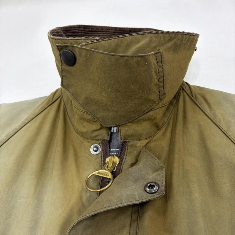 バーブァー Barbour ジャケット、上着 ジャケット、ブレザー 00s オイルドジャケット コーデュロイカラー ジップアップ ヴィンテージ フェード 英国製 - ワンポイント X ロゴ、文字 X 刺繍 カーキ / カーキ / khaki X オリーブグリーン / オリーブグリーン / X 茶 / ブラウン / brown メンズ USED 古着 中古 50168932