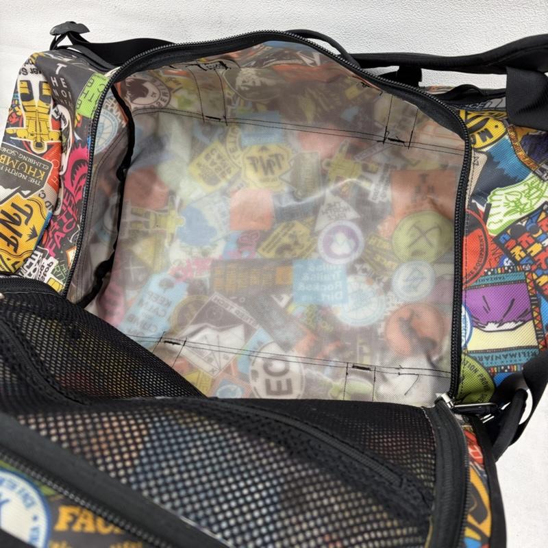 ザノースフェイス THE NORTH FACE ボストンバッグ ボストンバッグ BC DUFFEL ダッフル 総柄 ワッペン ステッカー ロゴ プリント ドラム ボストン リュック 大容量 バッグ 廃番 - ロゴ、文字 X 総柄 X プリント 黒 / ブラック / black X マルチカラー / マルチカラー / multicolor メンズ USED 古着 中古 50169345