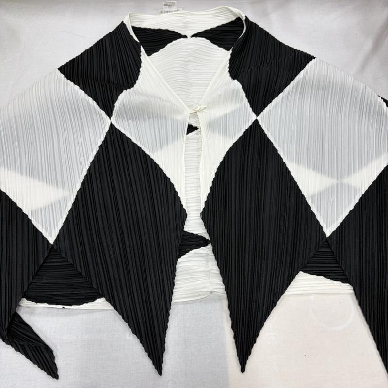 プリーツプリーズ PLEATS PLEASE カーディガン 長袖 ISSEY MIYAKE イッセイミヤケ ダイヤモンド チェック 変形 カーディガン 幾何学模様 モノトーン 羽織り ギザギザ - 幾何柄 白 / ホワイト / white X 黒 / ブラック / black レディース USED 古着 中古 50169719