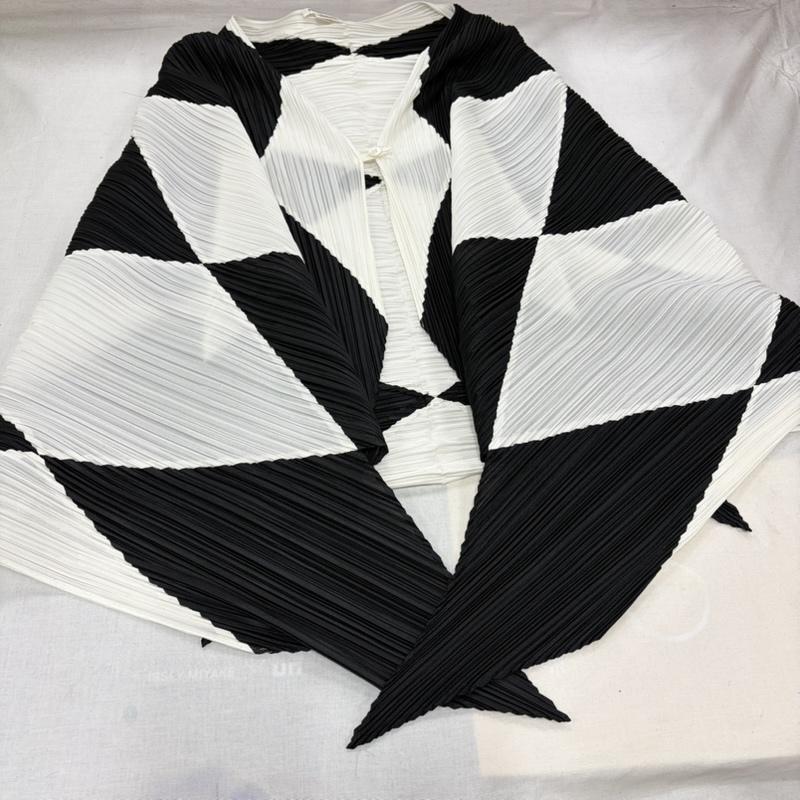 プリーツプリーズ PLEATS PLEASE カーディガン 長袖 ISSEY MIYAKE イッセイミヤケ ダイヤモンド チェック 変形 カーディガン 幾何学模様 モノトーン 羽織り ギザギザ - 幾何柄 白 / ホワイト / white X 黒 / ブラック / black レディース USED 古着 中古 50169719