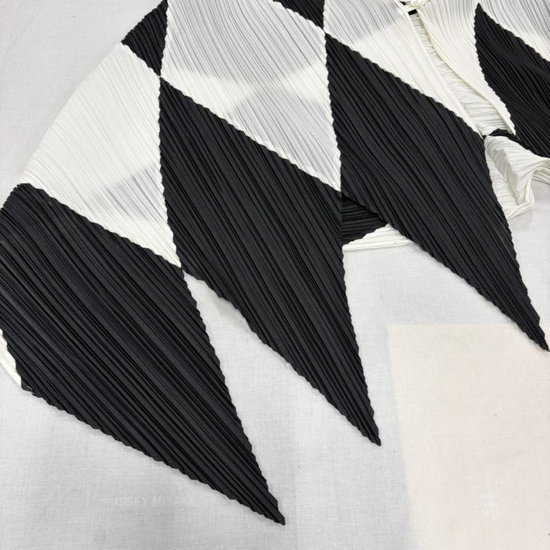 プリーツプリーズ PLEATS PLEASE カーディガン 長袖 ISSEY MIYAKE イッセイミヤケ ダイヤモンド チェック 変形 カーディガン 幾何学模様 モノトーン 羽織り ギザギザ - 幾何柄 白 / ホワイト / white X 黒 / ブラック / black レディース USED 古着 中古 50169719
