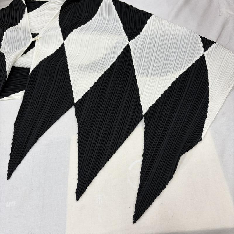 プリーツプリーズ PLEATS PLEASE カーディガン 長袖 ISSEY MIYAKE イッセイミヤケ ダイヤモンド チェック 変形 カーディガン 幾何学模様 モノトーン 羽織り ギザギザ - 幾何柄 白 / ホワイト / white X 黒 / ブラック / black レディース USED 古着 中古 50169719