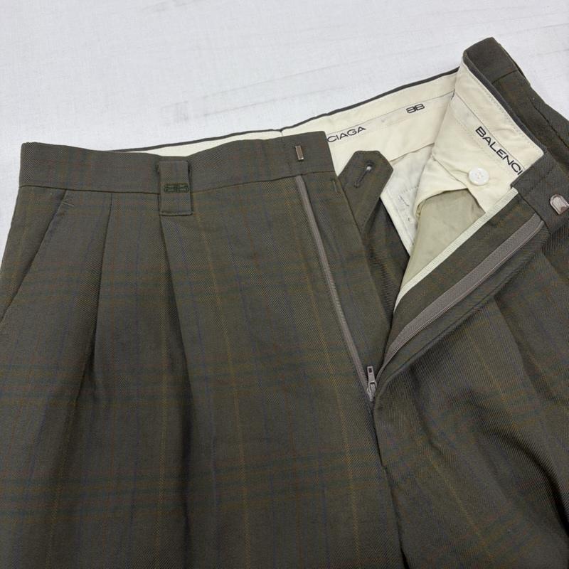バレンシアガ BALENCIAGA パンツ スラックス 90s チェック柄 クラシック タックパンツ スラックス テーパード　スポーツ ヴィンテージ BB ロゴ 刺繍 - チェック X ワンポイント X ロゴ、文字 X 刺繍 カーキ / カーキ / khaki X マルチカラー / マルチカラー / multicolor メンズ USED 古着 中古 50170091