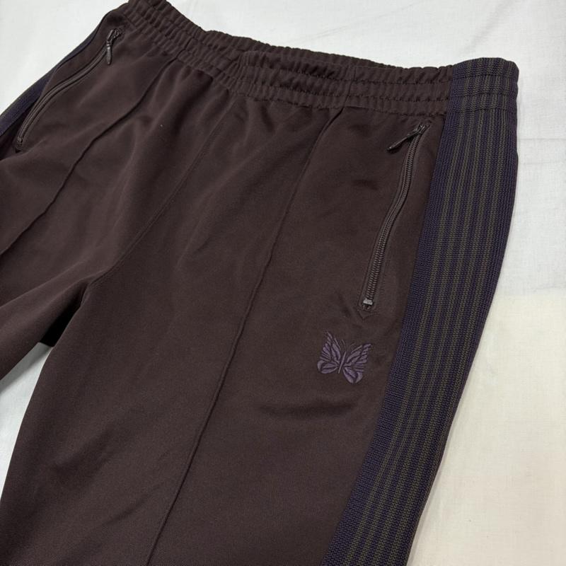 ニードルス Needles パンツ ワークパンツ、ペインターパンツ 24AW トラック パンツ ジャージ ロゴ 刺繍 PU273 Track Pant Poly Smooth L ロゴ、文字 X 刺繍 茶 / ブラウン / brown X 紫 / パープル / purple メンズ USED 古着 中古 50170144