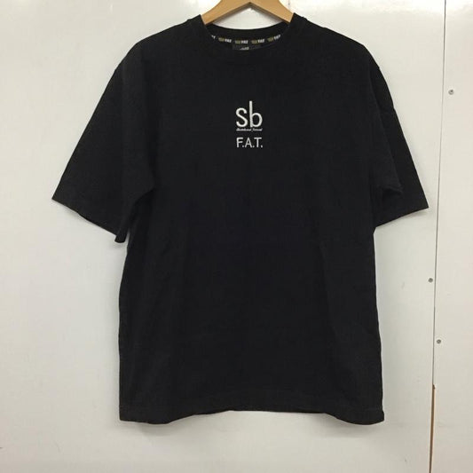 エフエイティー FAT Tシャツ 半袖 半袖カットソー プリントTシャツ クルーネックカットソー ロゴ、文字 黒 / ブラック /  メンズ USED 古着 中古 10137078
