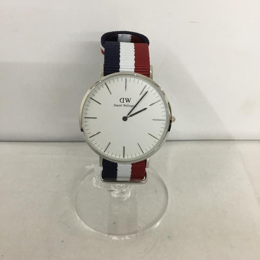 ダニエルウェリントン Daniel Wellington 腕時計 アナログ（クォーツ式） 0203DW ロゴ、文字 赤 / レッド / X 白 / ホワイト / X 紺 / ネイビー /  メンズ USED 古着 中古 10135191