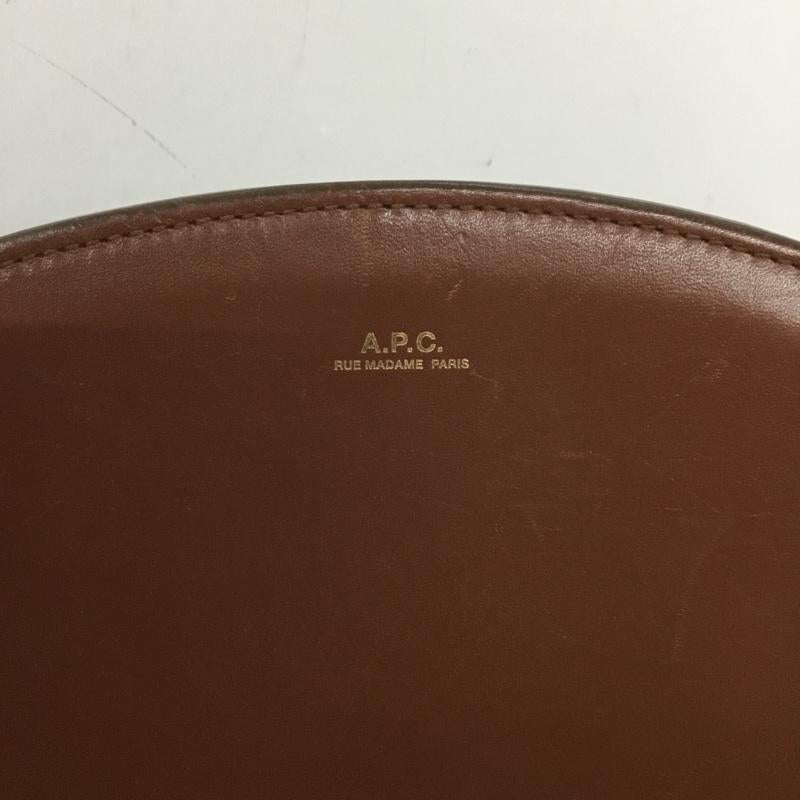 アーペーセー A.P.C. ショルダーバッグ ショルダーバッグ ハーフムーン ロゴ、文字 茶 / ブラウン /  レディース USED 古着 中古 10136346