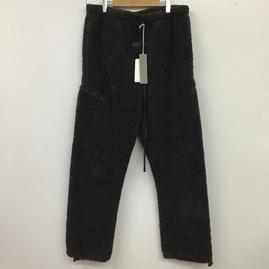 エッセンシャルズ ESSENTIALS ボトムス ボトムス 130BT212150F FEAR OF GOD FOG フリースパンツ タグ付き XL ロゴ、文字 チャコールグレー / チャコールグレー /  メンズ USED 古着 中古 10118759