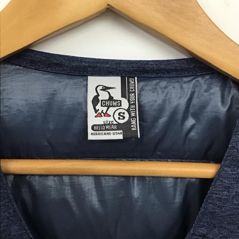 チャムス CHUMS ジャケット、上着 ダウンジャケット CH04-1111 ノーカラー Vネック S ロゴ、文字 紺 / ネイビー /  メンズ USED 古着 中古 10140252