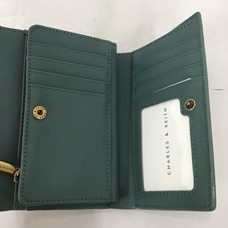 チャールズアンドキース charles&keith 財布 二つ折り メタリックフロントフラップ ロゴ、文字 緑 / グリーン /  レディース USED 古着 中古 10134093