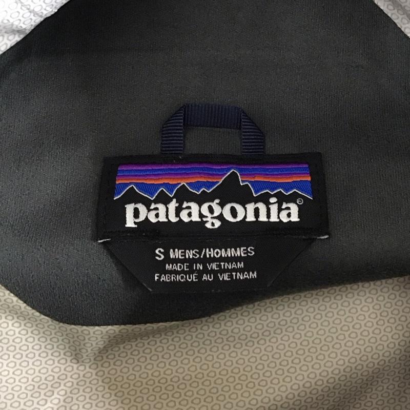 パタゴニア patagonia ジャケット、上着 ジャンパー、ブルゾン 83932sp18 ナイロンパーカー ジップアップパーカー ジャケット S ロゴ、文字 黄 / イエロー / X 紺 / ネイビー /  メンズ USED 古着 中古 10120004