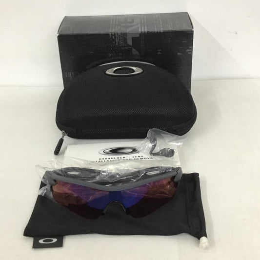 オークリー OAKLEY めがね・サングラス サングラス OO9206-04 RADARLOCK スポーツサングラス ロゴ、文字 灰 / グレー / X 黒 / ブラック /  メンズ USED 古着 中古 10129378
