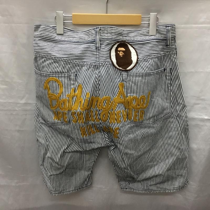 アベイシングエイプ A BATHING APE パンツ ショートパンツ バック刺繍 ハーフパンツ M ロゴ、文字 白 / ホワイト / X 紺 / ネイビー /  メンズ USED 古着 中古 10118956