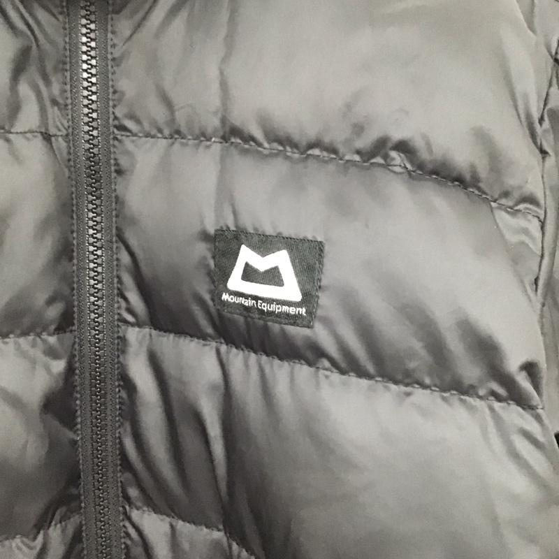 マウンテンイクイップメント MOUNTAIN EQUIPMENT ジャケット、上着 ジャンパー、ブルゾン ジップアップジャケット ダウンジャケット アウター スタンドカラー M ロゴ、文字 黒 / ブラック /  メンズ USED 古着 中古 10140897