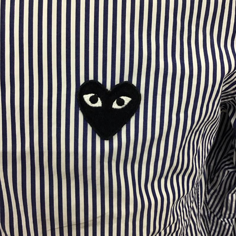 プレイコムデギャルソン PLAY COMME des GARCONS シャツ、ブラウス 長袖 長袖シャツ カラーシャツ 長袖カットソー ストライプシャツ S ロゴ、文字 白 / ホワイト / X 青 / ブルー /  メンズ USED 古着 中古 10114659