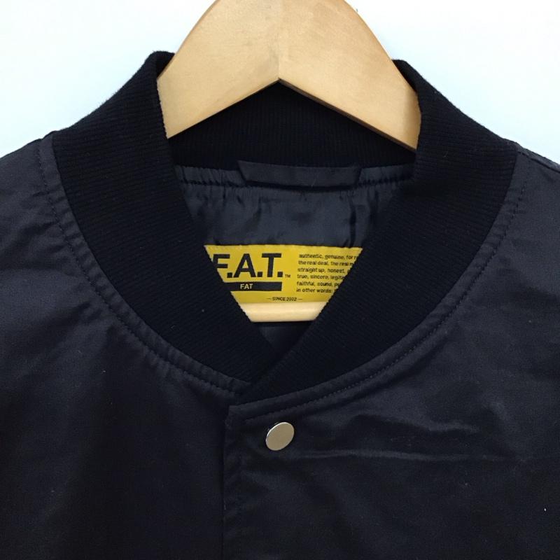 エフエイティー FAT ジャケット、上着 ジャケット、ブレザー F32310-JK06 カジュアルジャケット アウター ノーカラージャケット ロゴ、文字 黒 / ブラック /  メンズ USED 古着 中古 10149545