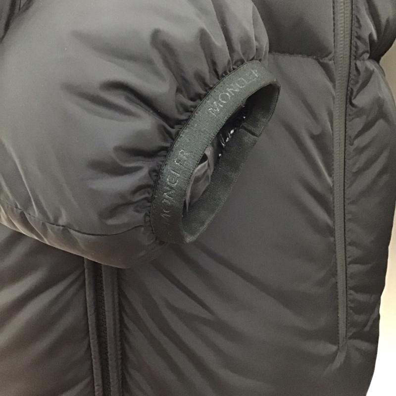 モンクレール MONCLER ジャケット、上着 ダウンジャケット F20911B56900 C0300 フード 2 ワンポイント 黒 / ブラック /  メンズ USED 古着 中古 10114747