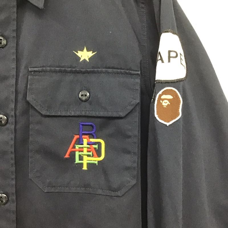 ベイプ BAPE シャツ、ブラウス 長袖 長袖シャツジャケット ミリタリーシャツ L ロゴ、文字 紺 / ネイビー /  メンズ USED 古着 中古 10140492