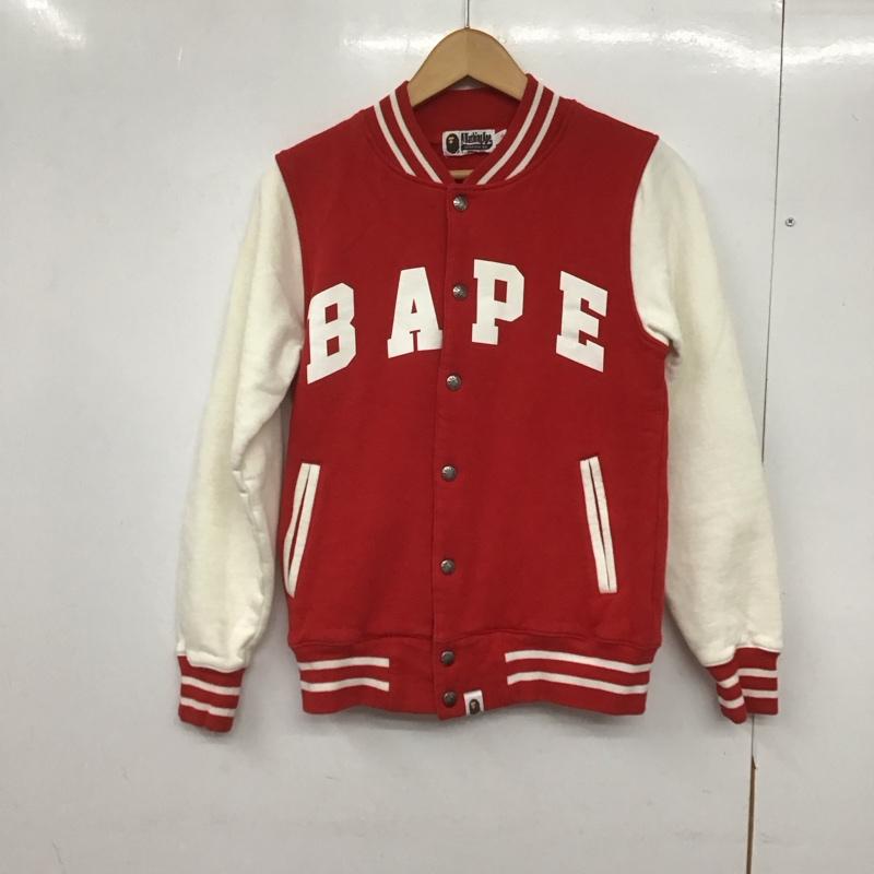 アベイシングエイプ A BATHING APE ジャケット、上着 ジャンパー、ブルゾン スウェット 裏起毛 カレッジロゴ バックプリント S ロゴ、文字 白 / ホワイト / X 赤 / レッド /  レディース USED 古着 中古 10146406