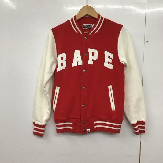 アベイシングエイプ A BATHING APE ジャケット、上着 ジャンパー、ブルゾン スウェット 裏起毛 カレッジロゴ バックプリント S ロゴ、文字 白 / ホワイト / X 赤 / レッド /  レディース USED 古着 中古 10146406